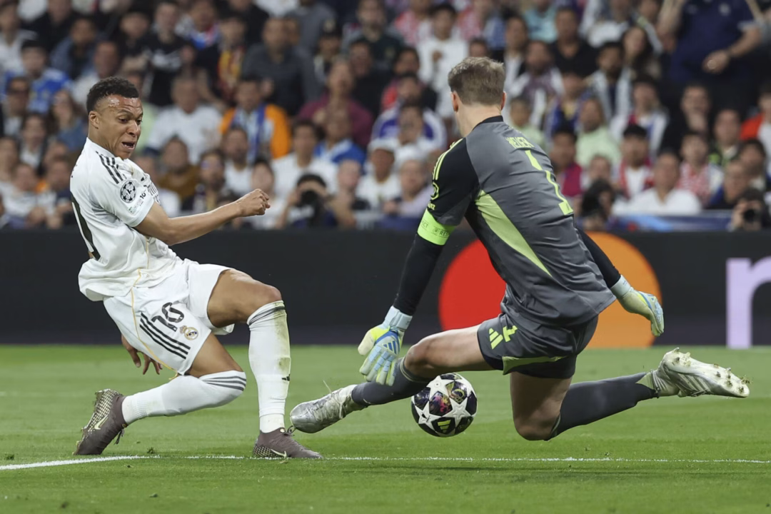 Kylian Mbappe bỏ lỡ nhiều cơ hội ghi b&agrave;n trước khung th&agrave;nh Manuel Neuer