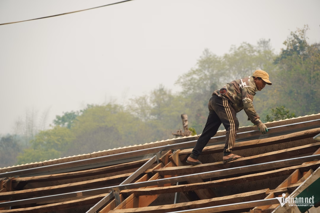 Lao động xây dựng dưới nắng nóng gay gắt tại Nghệ An