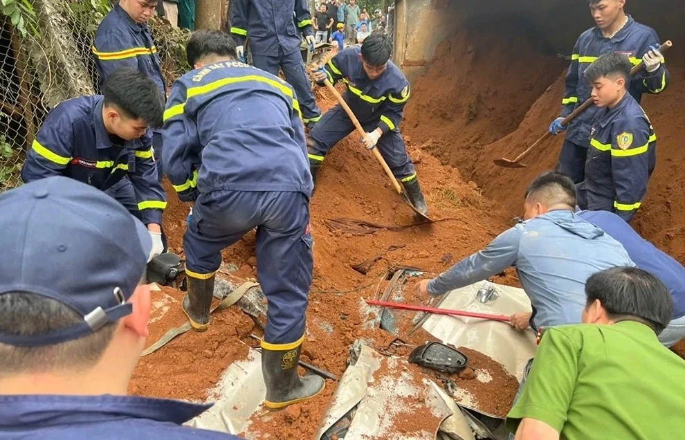 C&ocirc;ng t&aacute;c cứu hộ tại hiện trường vụ tai nạn