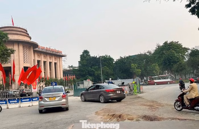 Mặt bằng phố L&yacute; Th&aacute;i Tổ đ&atilde; được th&aacute;o dỡ r&agrave;o chắn v&agrave; lấp đất tạm thời