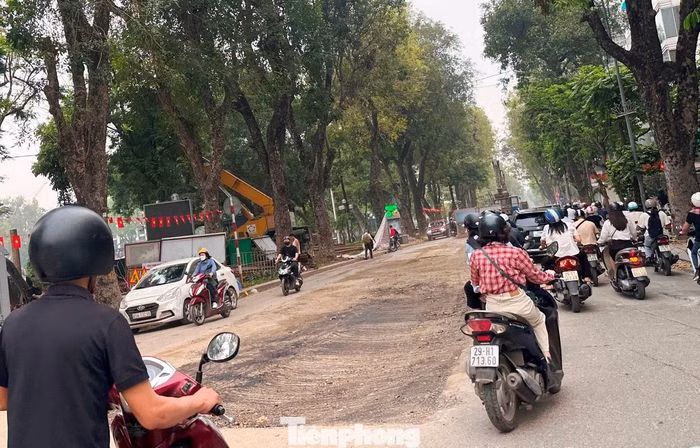 Mặt đường Quang Trung chưa được thảm nhựa sau khi dỡ h&agrave;ng r&agrave;o thi c&ocirc;ng g&acirc;y nguy hiểm