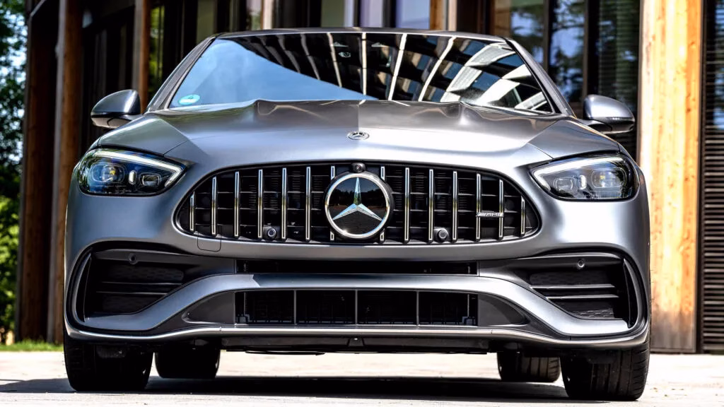 Mercedes-Benz C300 tại đại lý Chiếc Mercedes-Benz C300 bị nhân viên đại lý sử dụng trái phép