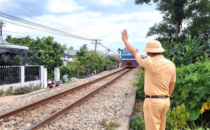 N&acirc;ng cao &yacute; thức chấp h&agrave;nh quy định đường sắt để giảm tai nạn
