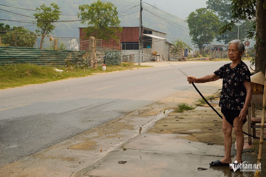 Người dân bảo vệ sức khỏe khi ra đường trong thời tiết nắng nóng