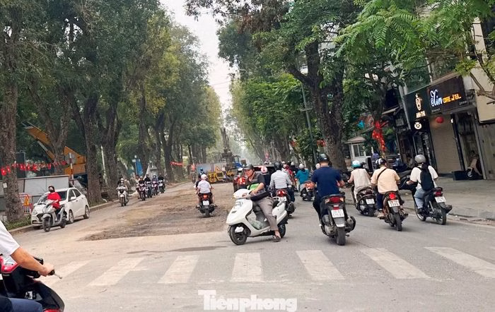 Người d&acirc;n ghi nhận c&aacute;c vị tr&iacute; h&agrave;ng r&agrave;o thi c&ocirc;ng đ&atilde; được th&aacute;o dỡ tại H&agrave; Nội