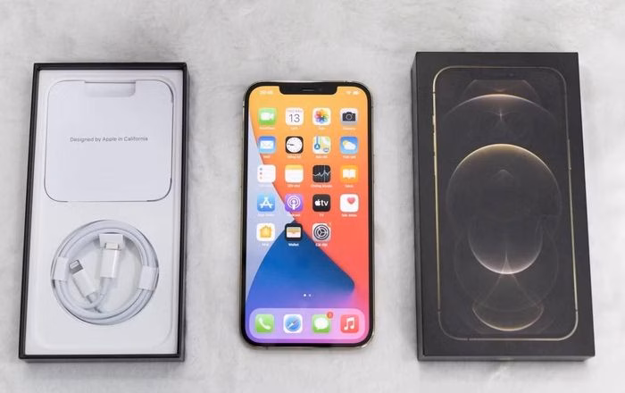 Người d&ugrave;ng phản ứng với việc Apple bỏ củ sạc