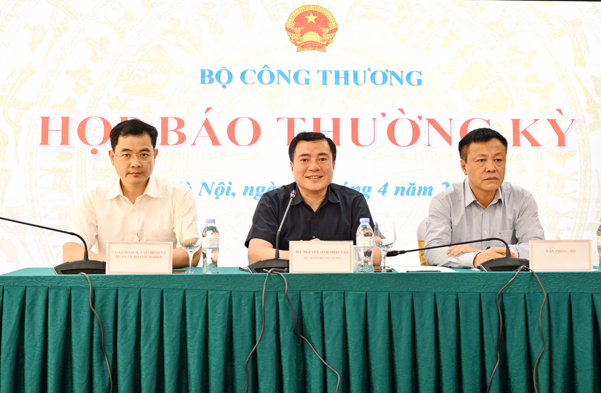Ông Nguyễn Sinh Nhật Tân - Thứ trưởng Bộ Công Thương chủ trì họp báo. Thứ trưởng Bộ Công Thương Nguyễn Sinh Nhật Tân chủ trì họp báo về các vấn đề thương mại với Mỹ