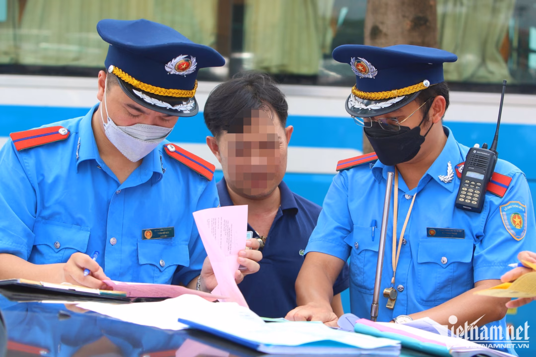 Kiểm tra xử l&yacute; xe kh&aacute;ch vi phạm