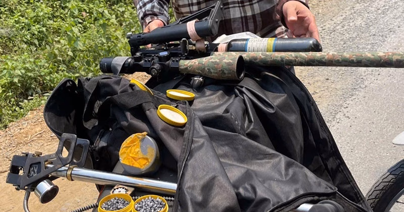 Tang vật thu giữ gồm súng hơi, đạn và bơm cao áp