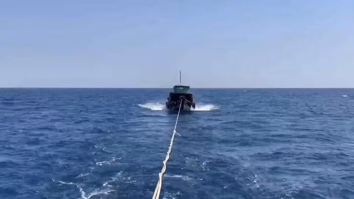 Tàu 785 lai kéo ghe cá về cảng Cam Ranh