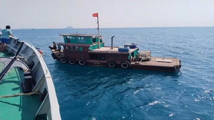 Tàu 785 tiếp cận hỗ trợ ghe cá gặp nạn trên biển