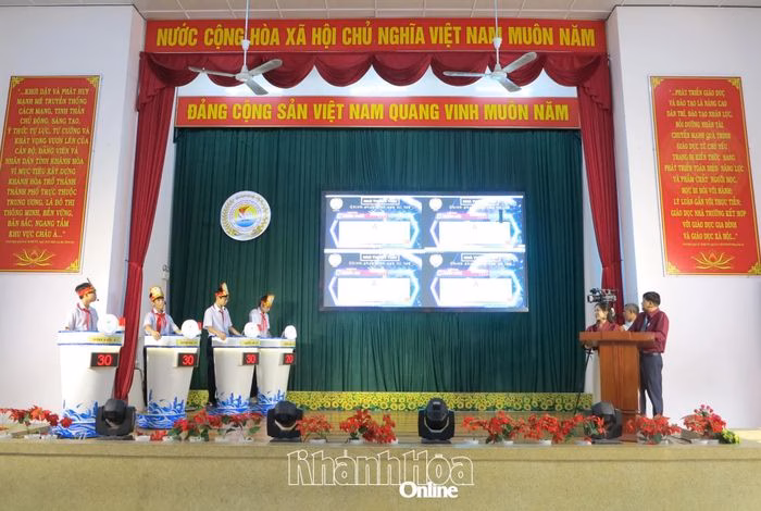 Th&iacute; sinh đang tập trung tư duy trả lời c&acirc;u hỏi cuộc thi