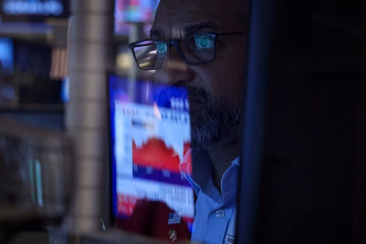 Thị trường t&agrave;i ch&iacute;nh đang phản ứng ti&ecirc;u cực với rủi ro lạm ph&aacute;t v&agrave; suy tho&aacute;i