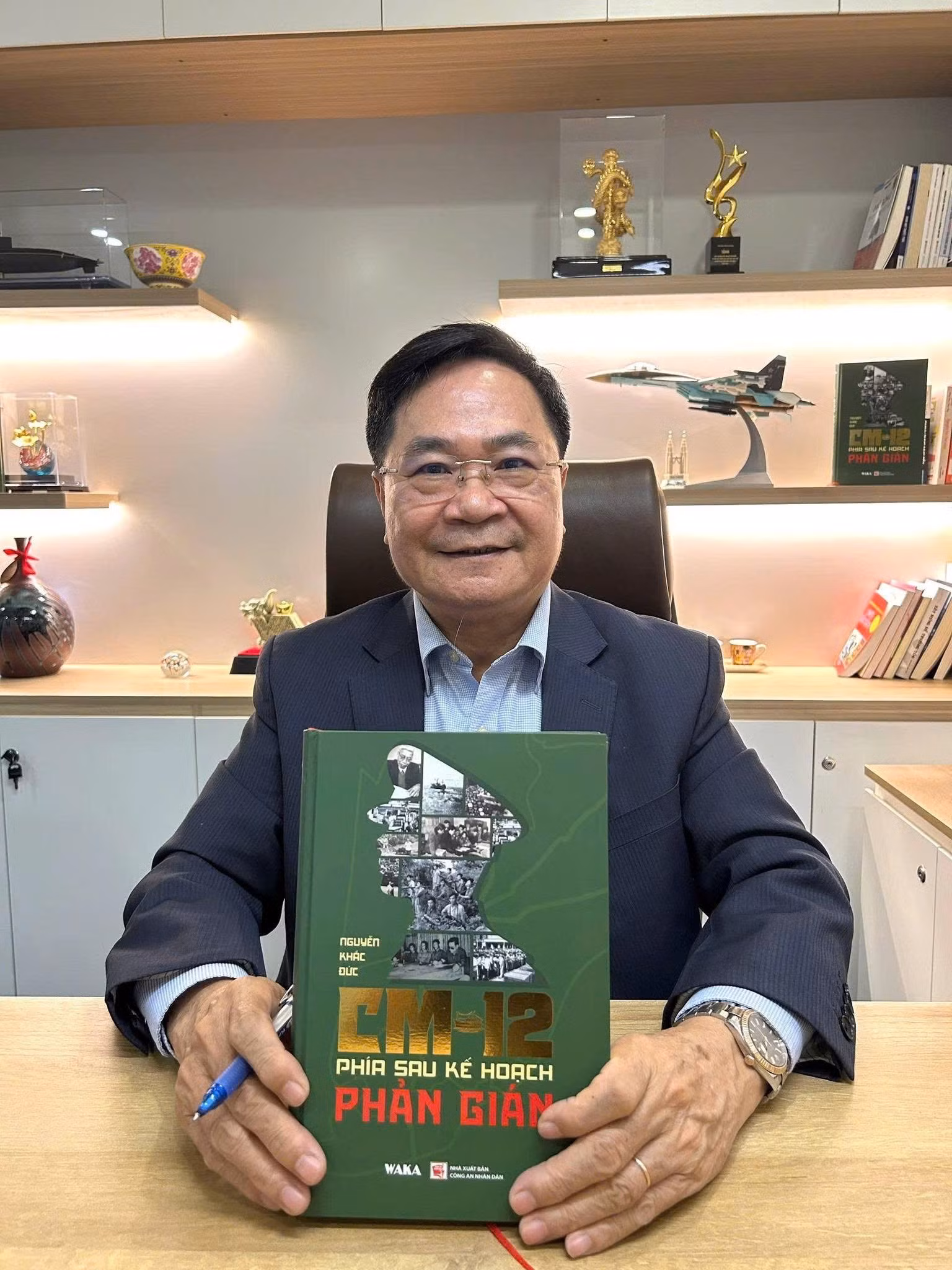 Thiếu tướng Nguyễn Khắc Đức v&agrave; cuốn s&aacute;ch về chuy&ecirc;n &aacute;n CM12