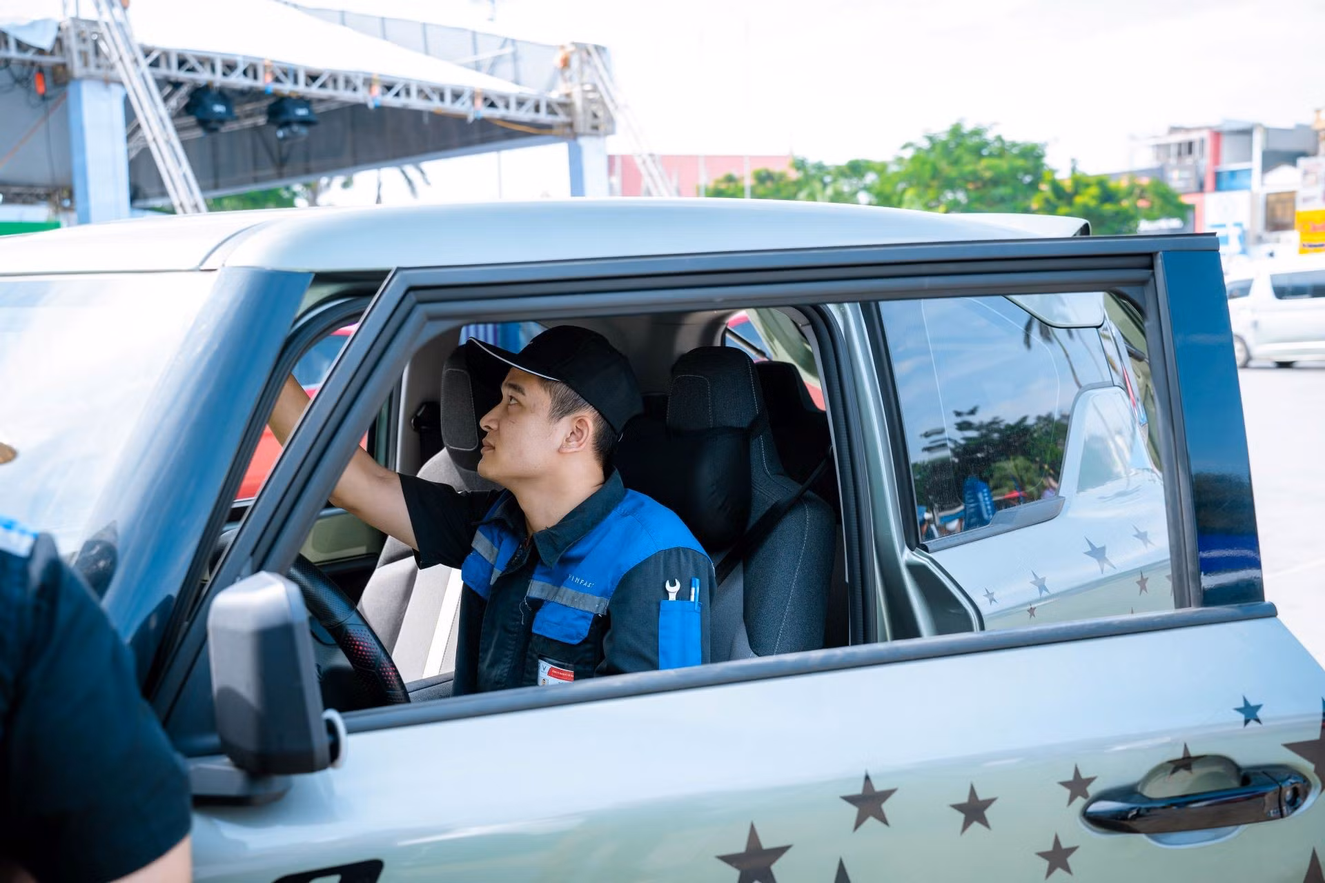 Trải nghiệm l&aacute;i xe điện VinFast đầy hứng khởi