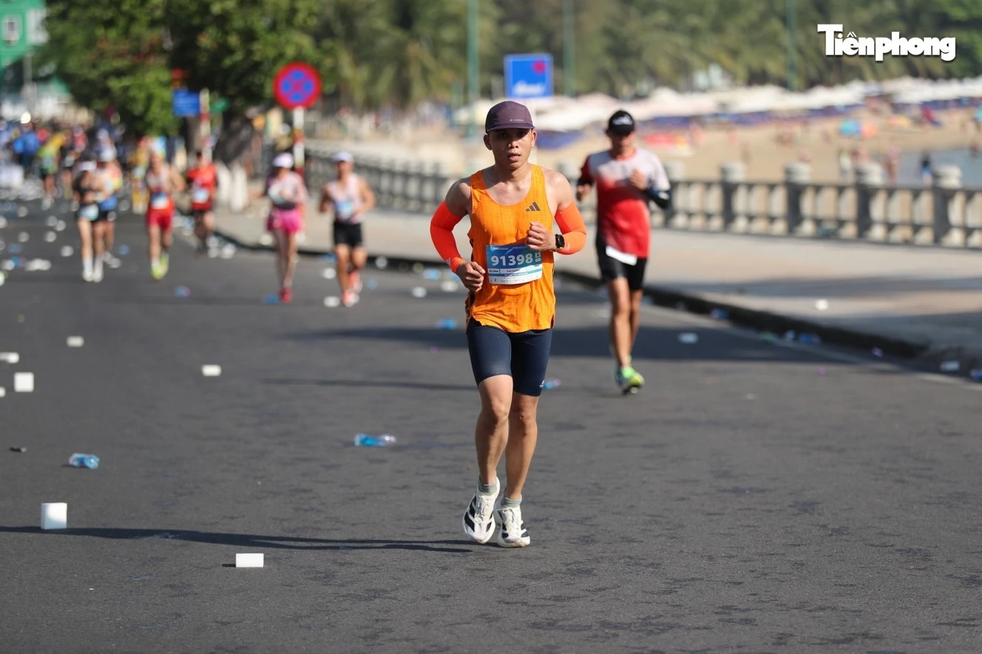 Trần Th&aacute;i Dương tr&ecirc;n đường chạy 42km