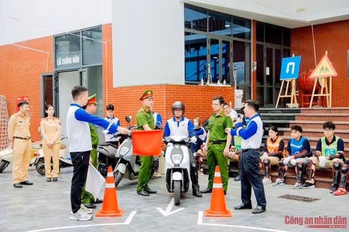 Trang bị kỹ năng tham gia giao thông cho học sinh: Bài học thực tế từ CSGT Hà Nội