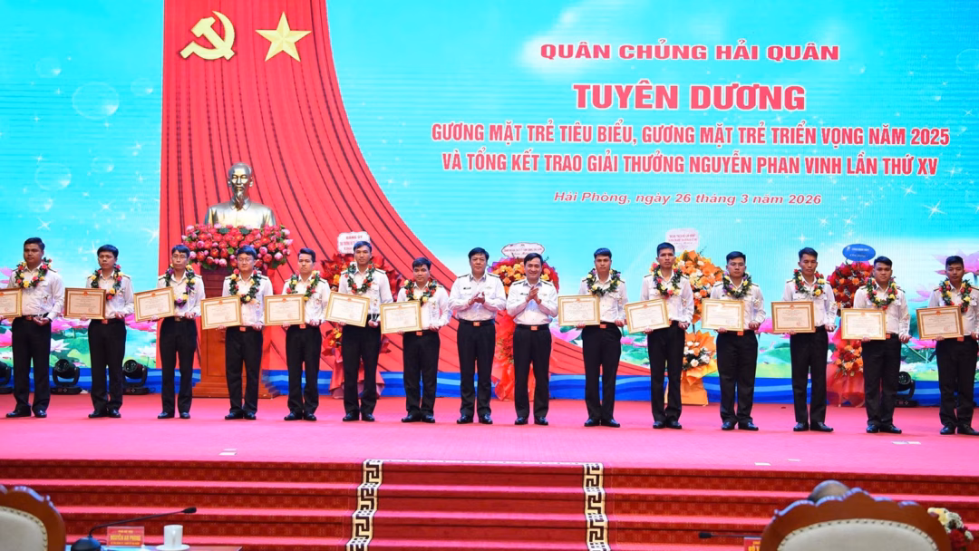 Trao giải thưởng Tuổi trẻ s&aacute;ng tạo cho đo&agrave;n vi&ecirc;n thanh ni&ecirc;n Hải qu&acirc;n