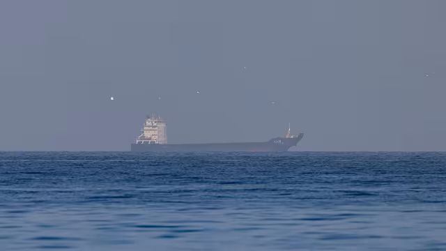 Vì sao lưu lượng tàu tại eo biển Hormuz vẫn ‘tê liệt’ hậu lệnh ngừng bắn?