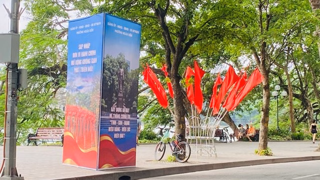 Hà Nội tưng bừng cờ hoa chào mừng ngày chính thức vận hành chính quyền địa phương 2 cấp