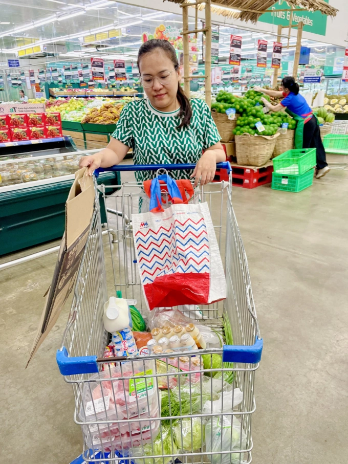 Chị Thùy Nhung đi siêu thị mua thực phẩm