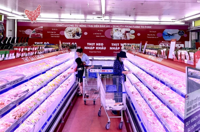 Người dân lựa chọn thịt tại siêu thị Metro
