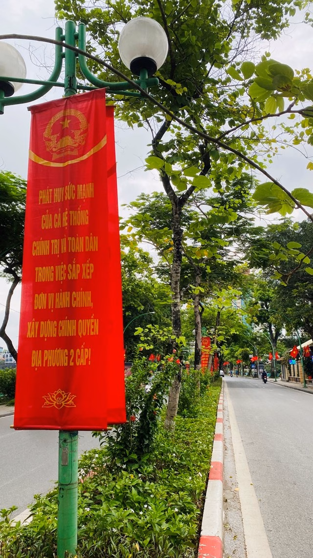 Các bảng hiệu, pano, áp phích khổ lớn
