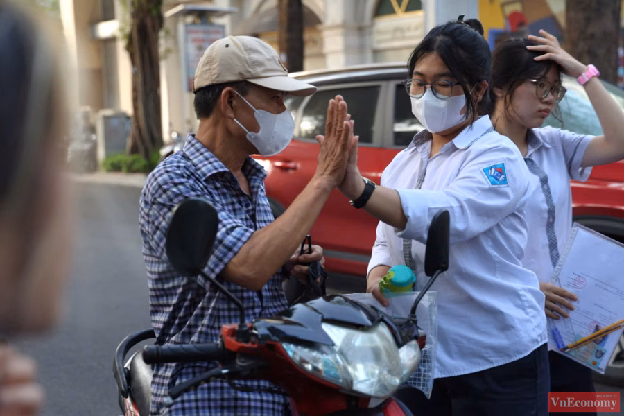 Thí sinh Hà Nội làm thủ tục thi vào lớp 10