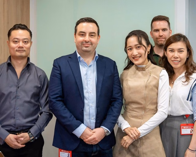 Bà Emma Tạ Uyên phát biểu tại lễ ký kết Bà Emma Tạ Uyên phát biểu tại lễ ký kết