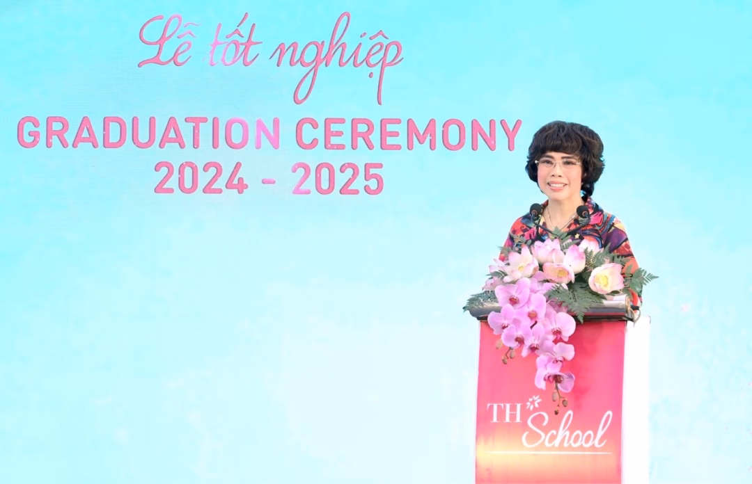 Bà Thái Hương chia sẻ tại buổi lễ Nhà sáng lập TH School, Anh hùng Lao động Thái Hương