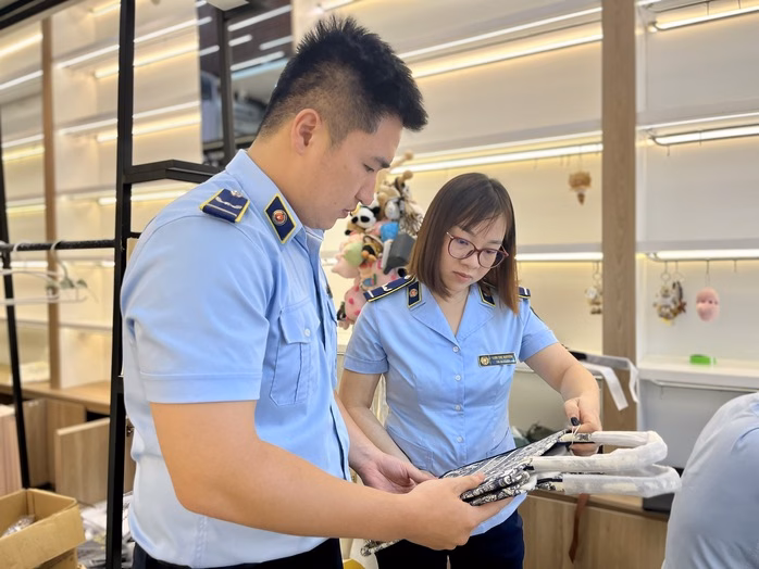 Kiểm tra tại Cửa hàng Mirror Shop Kiểm tra tại Cửa hàng Mirror Shop