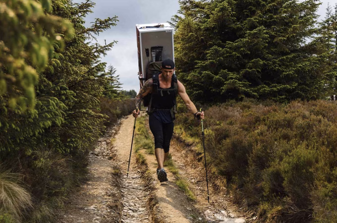 Thử thách Llangollen Round Matt Jones vác tủ lạnh nặng 36 kg leo núi Clwydian