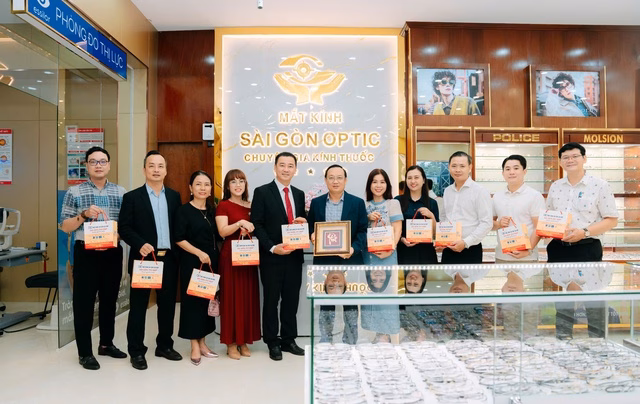 Tặng quà tri ân khách hàng Anh Hùng tặng quà tri ân khách hàng