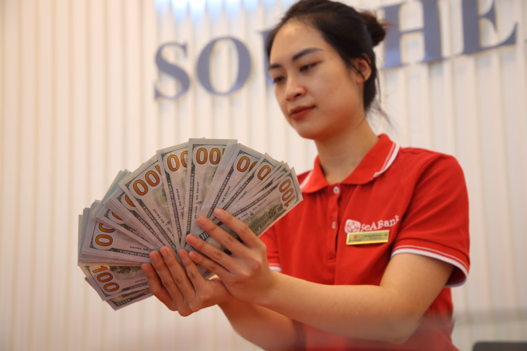 Theo khảo sát của HSBC, hơn 40% doanh nghiệp tham gia khảo sát cho biết bị giảm thu nhập do không phòng vệ rủi ro tỷ giá Theo khảo sát của HSBC, hơn 40% doanh nghiệp tham gia khảo sát cho biết bị giảm thu nhập do không phòng vệ rủi ro tỷ giá
