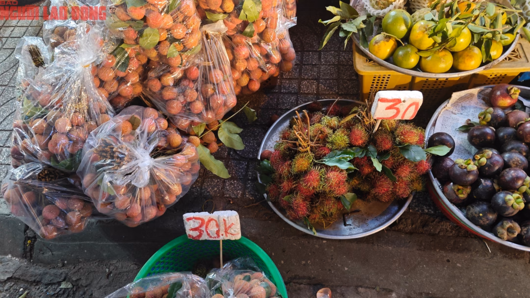 Vải thiều tại chợ Tân Định Vải thiều gần chợ Tân Định