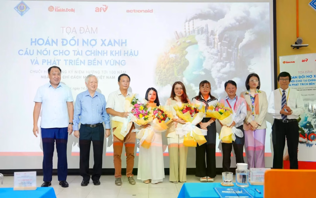 Ban tổ chức tặng hoa cho khách mời và các diễn giả Ban tổ chức tặng hoa cho khách mời và các diễn giả
