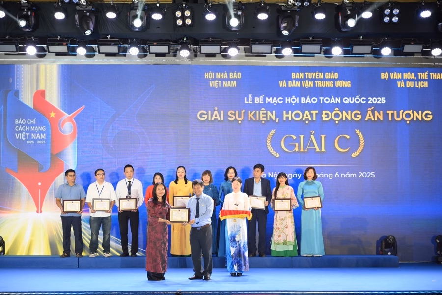 Ông Trần Trọng Dũng trao giải cho Tạp chí Kinh tế Việt Nam
