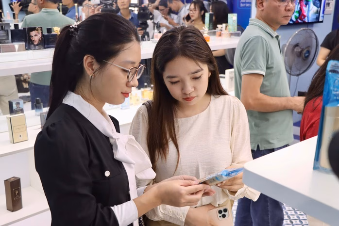 Người tiêu dùng tìm hiểu cách để phân biệt hàng thật - hàng giả