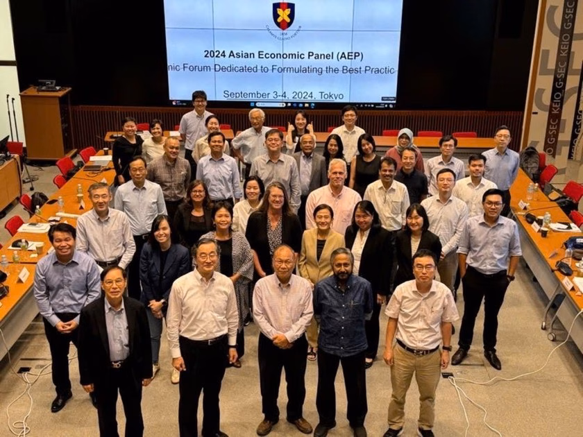 GS.TS Võ Xuân Vinh (hàng đầu bên phải) cùng các nhà khoa học tại Hội thảo thường niên về những vấn đề nổi bật của nền kinh tế châu Á tại Nhật Bản tháng 9/2024