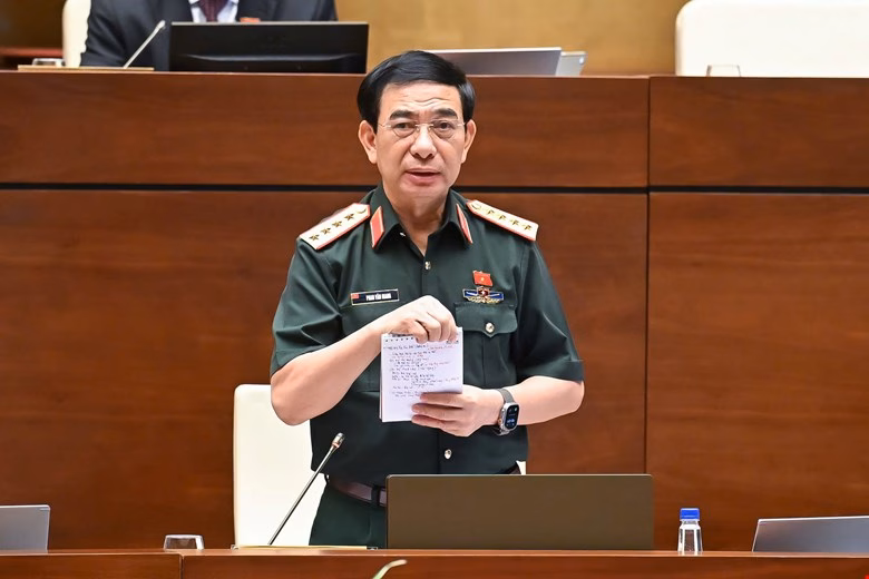 Đại tướng Phan Văn Giang, Bộ trưởng Bộ Quốc phòng phát biểu làm rõ một số vấn đề đại biểu nêu.