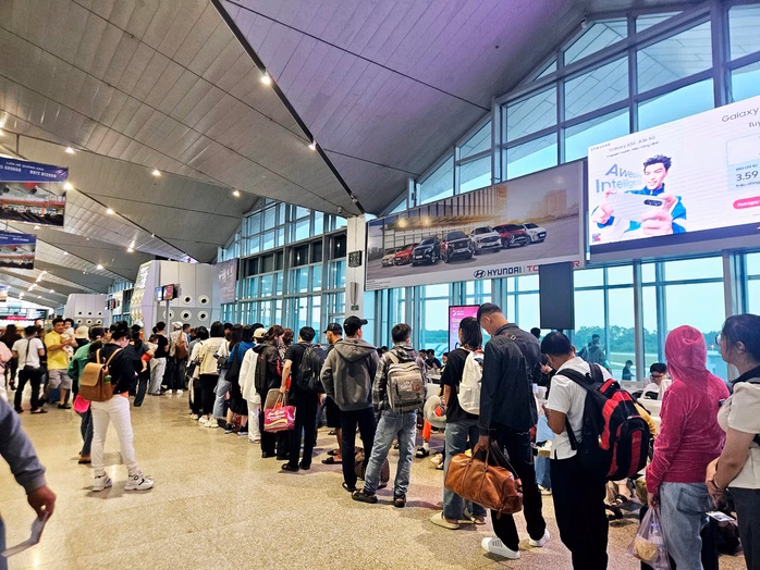 Hành khách chờ lên máy bay tại sân bay Vinh
