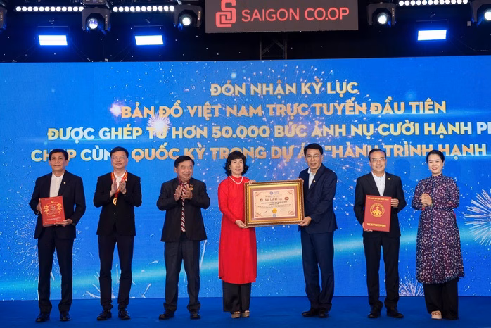 Đại diện Saigon Co.op đón nhận kỷ lục 'Bản đồ Việt Nam trực tuyến ghép từ 50.000 nụ cười hạnh phúc cùng Quốc kỳ' Saigon Co.op với hành trình 35 năm kết nối hạnh phúc
