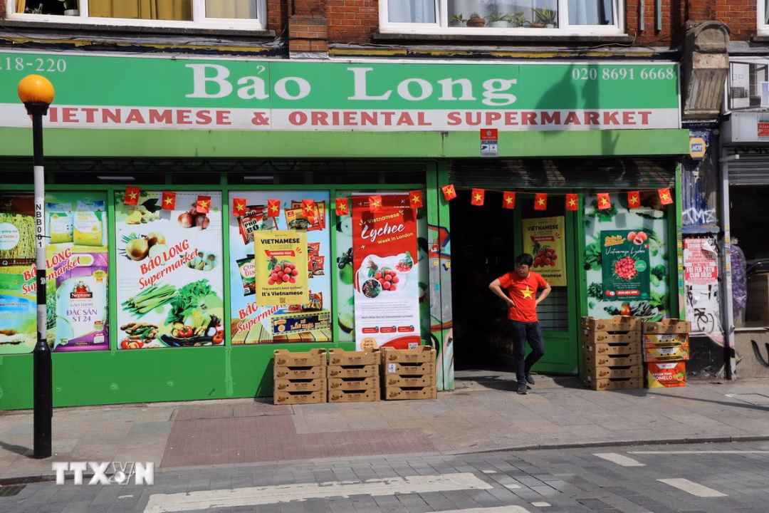 Trong tuần lễ vải, các siêu thị Việt tại London trưng các poster quảng bá chất lượng vải Việt Nam. ttxvn-2006-vai-thieu-2.jpg