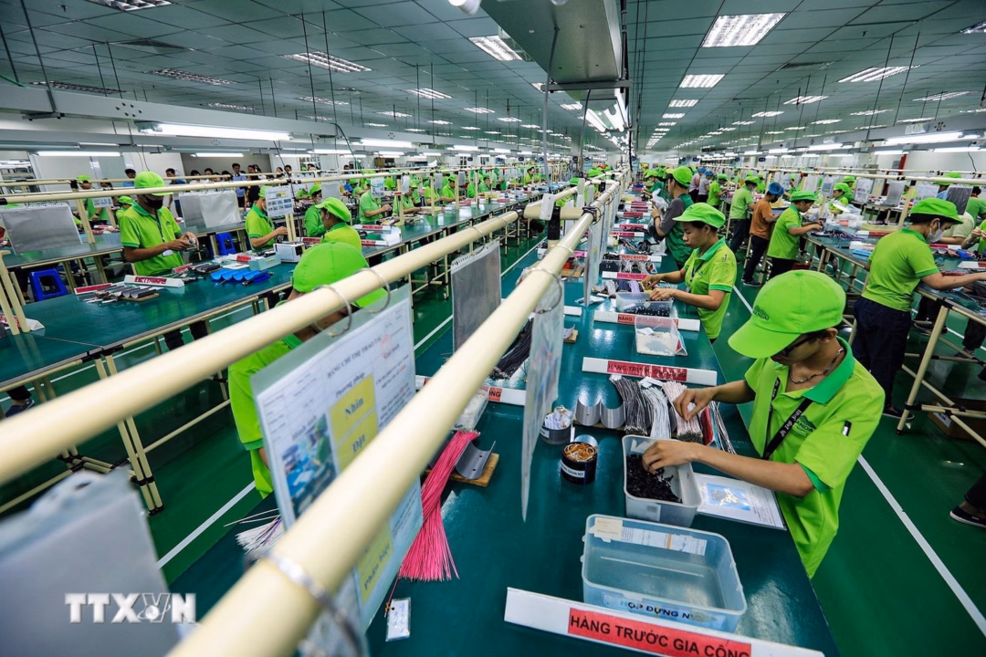Hoạt động sản xuất tại một công ty ở thành phố Hòa Bình, tỉnh Hòa Bình.