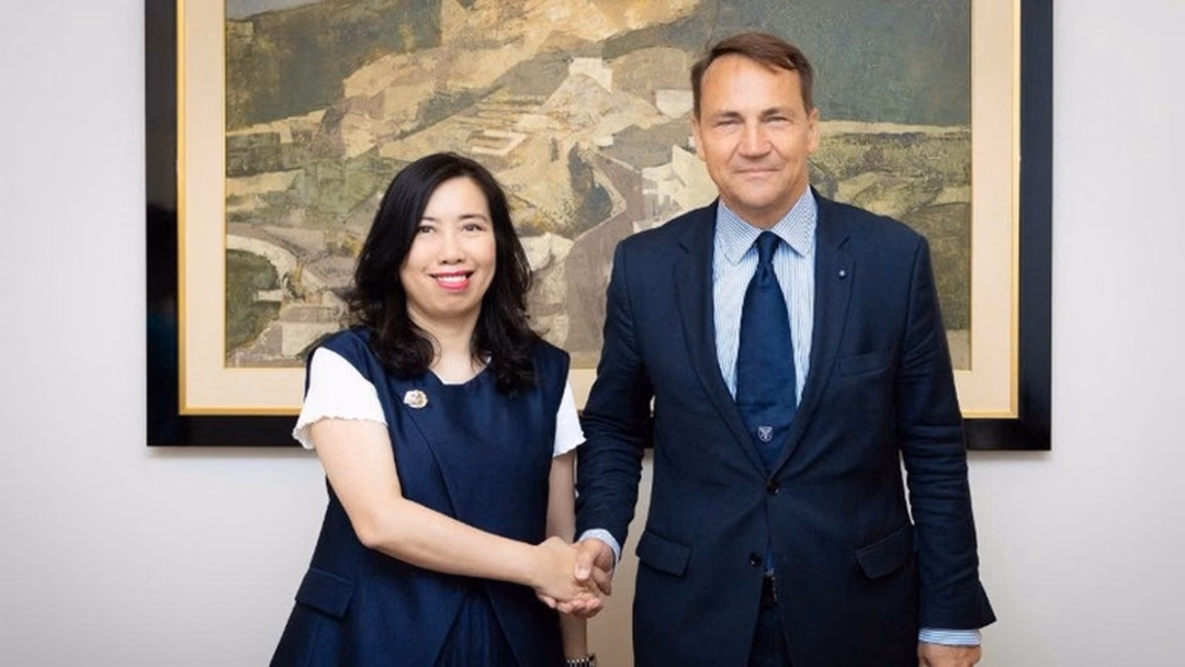 Thứ trưởng Ngoại giao Lê Thị Thu Hằng cùng Bộ trưởng Ngoại giao Ba Lan Radosław Sikorski Thứ trưởng Ngoại giao Lê Thị Thu Hằng cùng Bộ trưởng Ngoại giao Ba Lan Radosław Sikorski