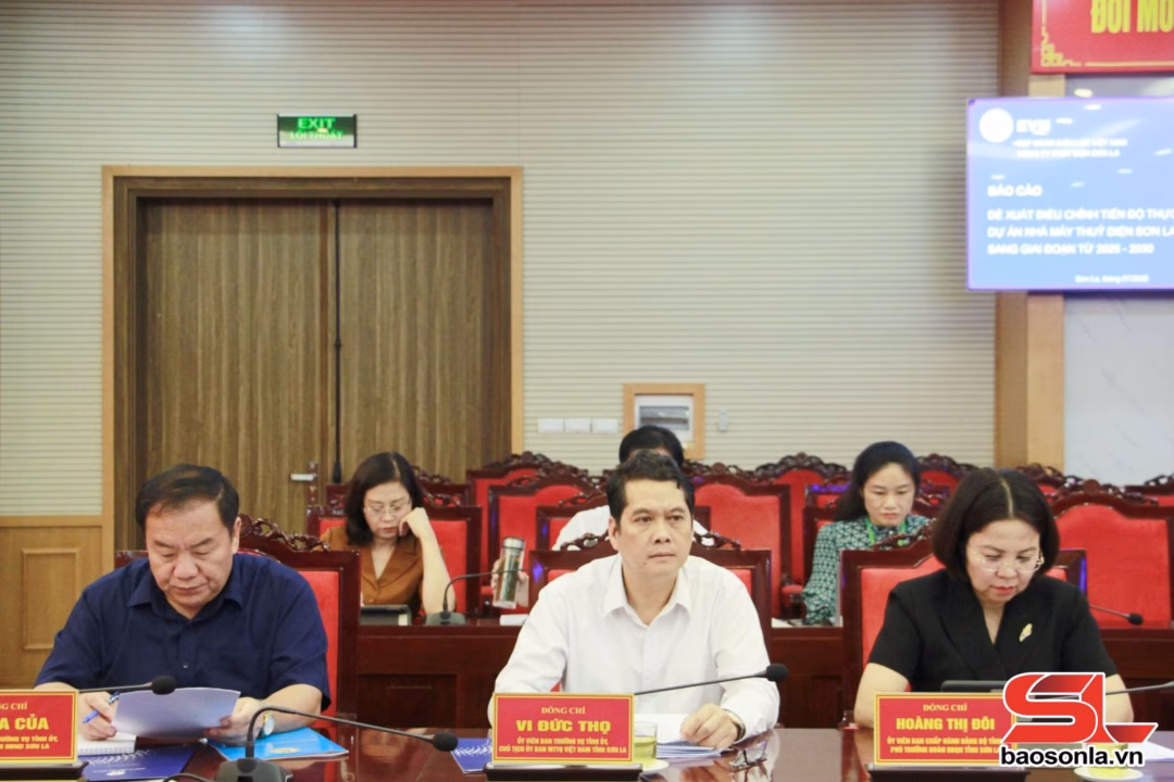 Chủ tịch tỉnh Sơn La: Điều chỉnh tiến độ mở rộng Nhà máy thủy điện Sơn La phải bài bản Các đại biểu dự hội nghị.