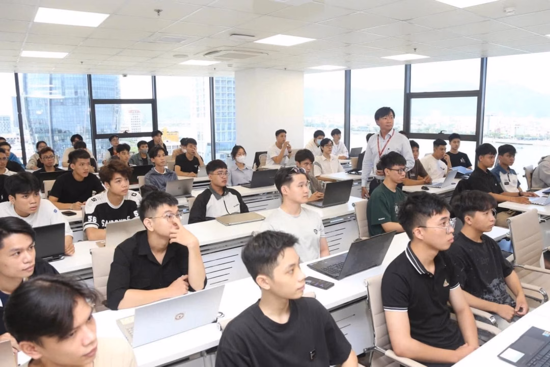Đà Nẵng đặt mục tiêu trở thành trung tâm đổi mới sáng tạo hàng đầu Đông Nam Á Sinh viên ngành Khoa học máy tính (Đại học Duy Tân) trong một giờ học. Ảnh: T.H