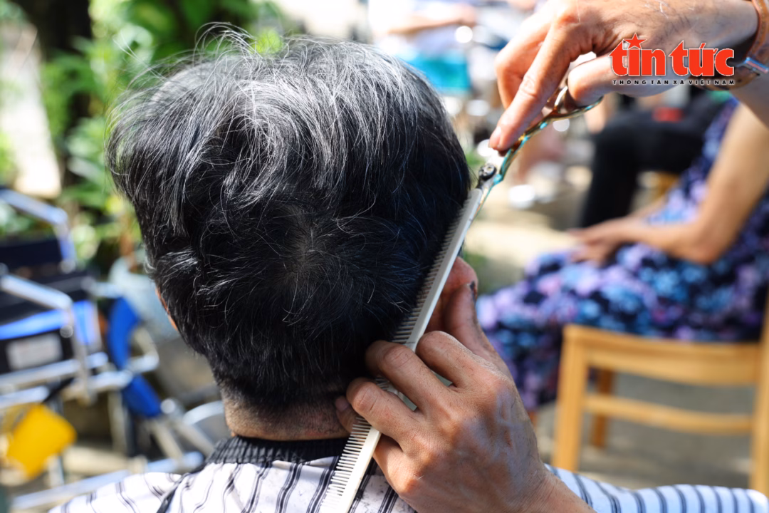 Gói Cắt Tóc Tình Thương: Lan Tỏa Yêu Thương Tại Sài Gòn Một buổi cắt tóc cho các cụ tại Viện dưỡng lão Tâm An (phường Linh Xuân, TP Hồ Chí Minh).