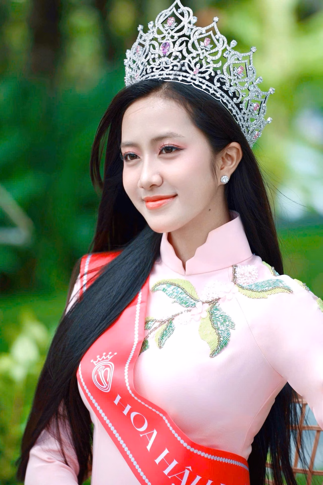 Hà Trúc Linh khoe dáng bên Đà Nẵng với áo dài Người đẹp bày tỏ mong muốn truyền cảm hứng tới các bạn trẻ về những nét đẹp văn hóa của Phú Yên và Đắk Lắk.