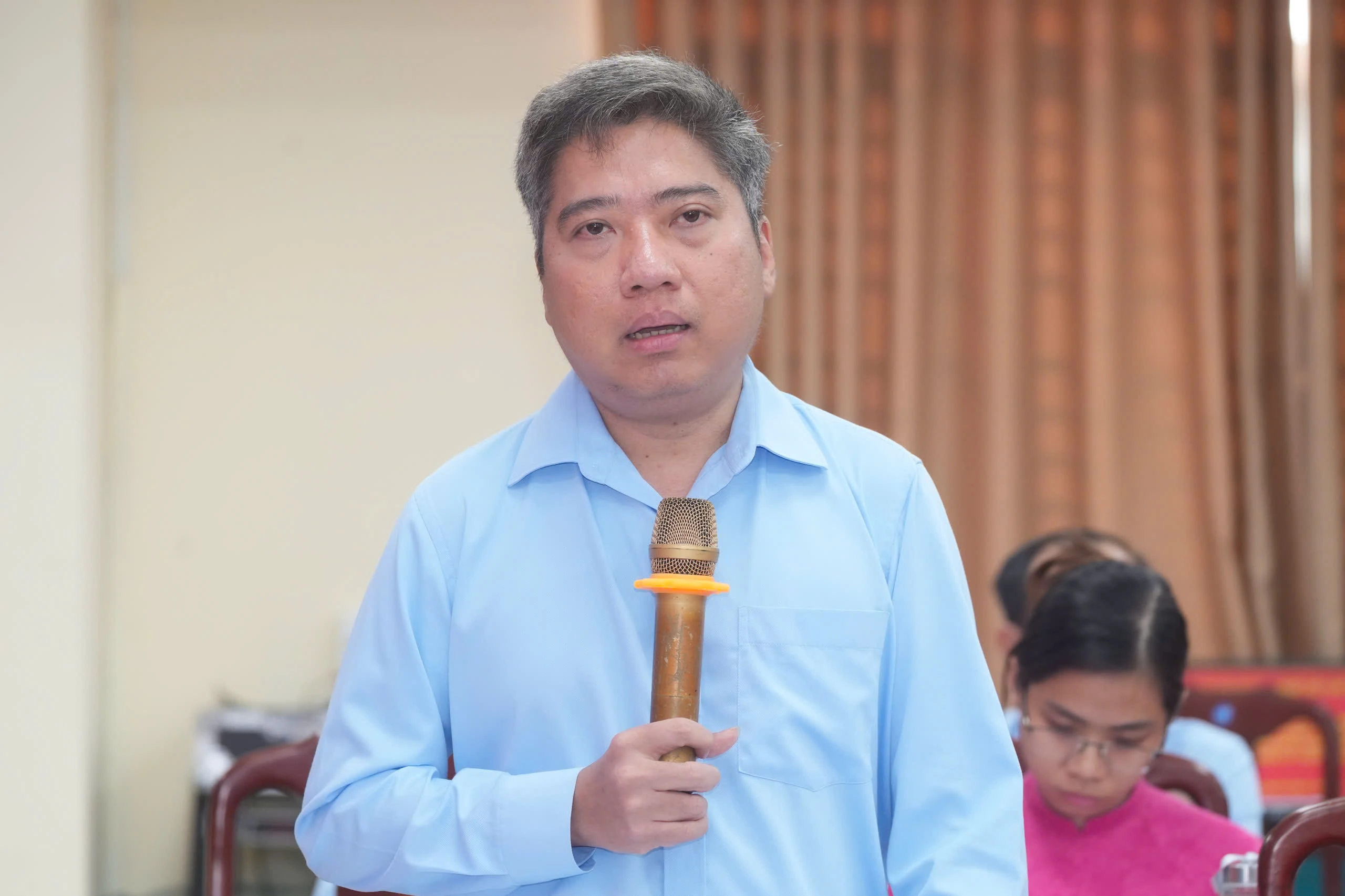 Phó Bí thư Thường trực TP HCM: “Nâng cao quản lý trật tự xây dựng và đảm bảo an ninh trật tự” Ông Nguyễn Việt Quế Sơn, Bí thư Đảng ủy phường Bình Hưng Hòa báo cáo đoàn công tác